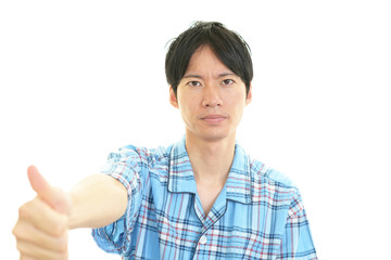 ガッツポーズの男性