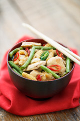 Poulet sauté aux légumes et épices, Thailande