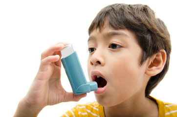 Little boy using Asthma inhaler for breathing on white backgroun - obrazy, fototapety, plakaty