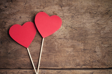 Obraz na płótnie Canvas Red hearts on wooden table