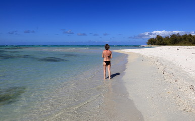 femme se promenant sur plage de l'île aux cerfs