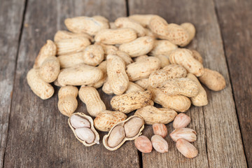 Dried peanuts