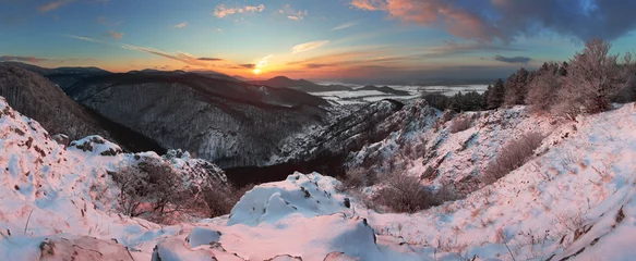 Zelfklevend Fotobehang Het landschapspanorama van het land van Slowakije in de winter © TTstudio