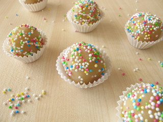 Selbst gemachte Marzipanpralinen mit Zuckerperlen