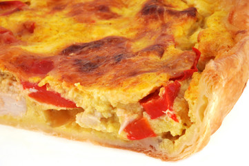 Gros plan sur une tarte au poulet et poivrons rouges