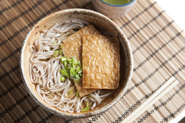 Kitsune soba, japanische Buchweizen Nudeln mit Tofu