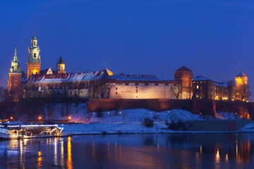 Papier Peint photo Château View of  Wawel castle and Vistula River in Krakow in night