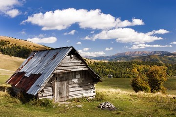 Obraz premium woody chalet on the mountains with sky and clouds