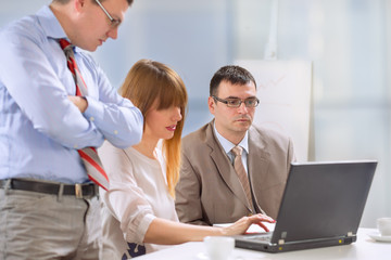 Obraz premium Businesspeople working on laptop in an office