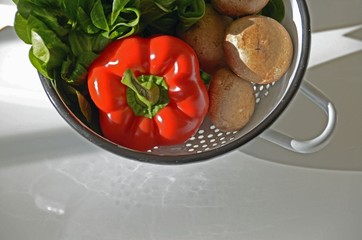 Frisches Gemüse in einem Sieb