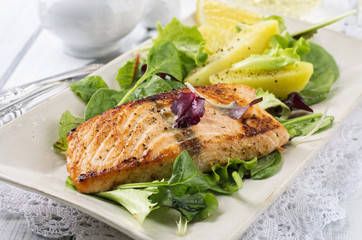 Salmon Filet with green Salad