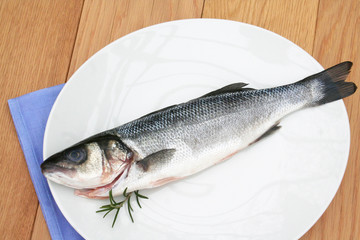 branzino fresco su piatto