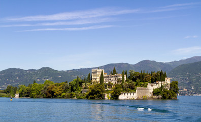 Fototapeta premium Blick auf die Isola del Garda