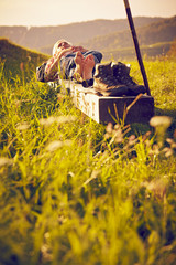 Wanderer schlafend auf Bank Sonnenuntergang