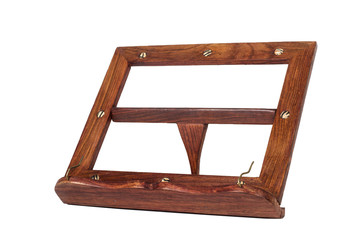 Atril de madera sobre fondo blanco asilado. Vista de frente