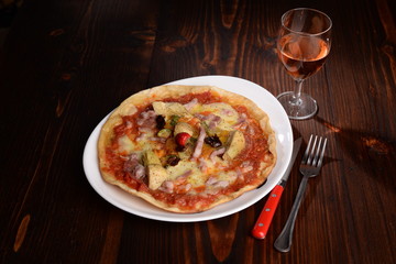 Obraz na płótnie Canvas Pizza with artichokes and bacon