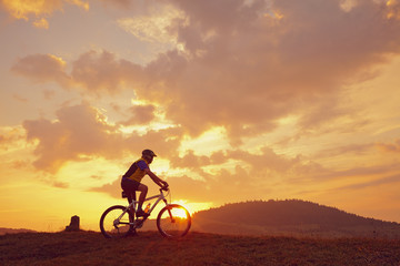 Fototapeta na wymiar Biker Mountainbike Sonne Wolken