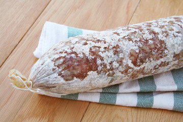 salame intero su tavolo di legno