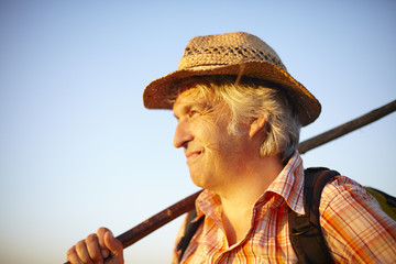 Mann Sommerwiese Mund Grashalm