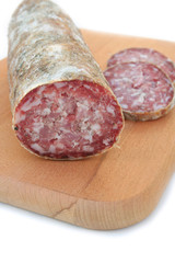 salame e fette di salame su tagliere