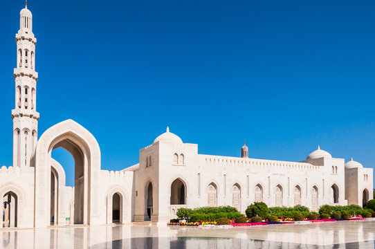 View of courtyard of Sultan Qaboos Mosque, Muscat,Oman