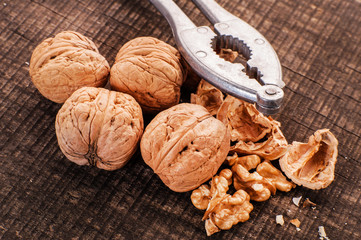  peeled nuts