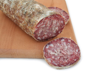 salame e fette di salame su tagliere