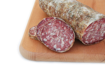 salame e fette di salame su tagliere