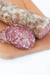 salame e fette di salame su tagliere