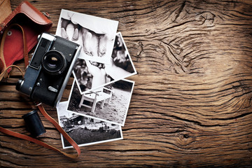 Old rangefinder camera and black-and-white photos. - obrazy, fototapety, plakaty