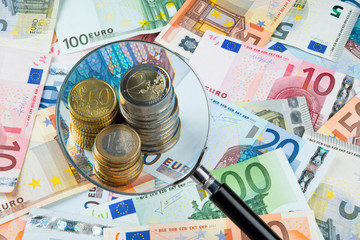 Lente d'ingrandimento con soldi