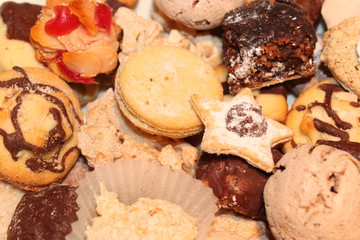 Feines Weihnachtsgebäck: bunter Plätzchenteller