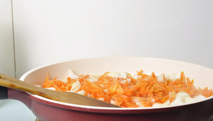 Жарка овощей моркови и лука на сковороде