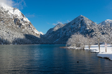 Fototapeta na wymiar cold mountain lake in austrian alps at winter