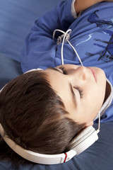 bambino ascolata musica con la cuffia