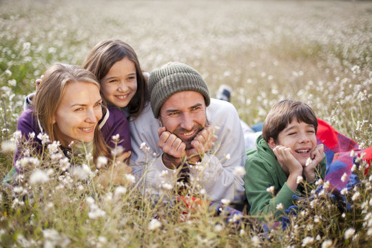 Familia tumbada en el campo
