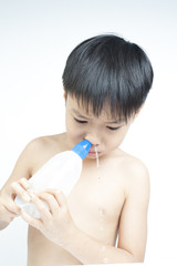 Children nasal clean by saline solution