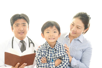 笑顔の医師と親子