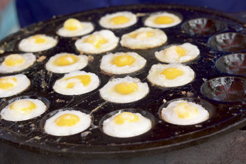 making fried quail eggs in asia market