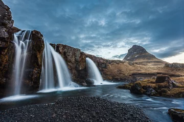 Photo sur Plexiglas Kirkjufell cascades de kirkjufellsfoss et montagne de kirkjufell dans le morni