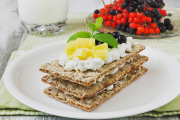 rye bread with cottage cheese