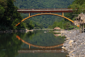 puente sobre rio