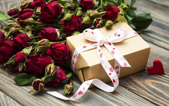 Red roses  and gift box