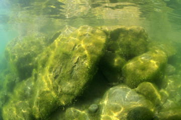 Felsiger Flachwasserbereich eines Sees