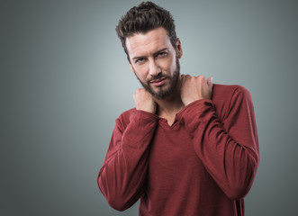 Obraz premium Confident man posing on gray background