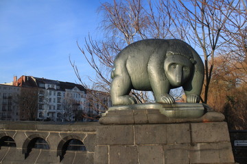 Obraz premium Berliner Bär auf der Moabiter Brücke