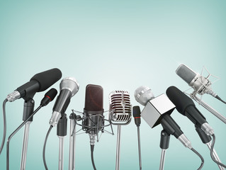 Various microphones aligned at press conference. - obrazy, fototapety, plakaty
