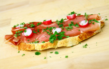 tartine de pain,jambon cru et petits radis persillés