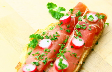 tartine de pain,jambon cru et petits radis persillés