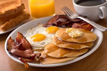 Fototapeten Frühstück mit Speck, Eiern, Pfannkuchen und Toast © fudio